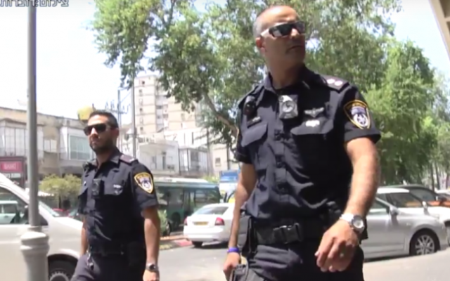 Policiers israéliens portant des caméras corporelles, dans le cadre d'un programme pilote de la police. (Crédit : capture d'écran YouTube)