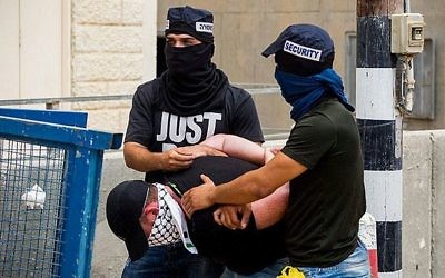 Les policiers agissant sous couverture ont arrêté un Palestinien qui était entré clandestinement en Israël et qui est soupçonné d'avoir voulu mener une attaque au couteau à Rahat, dans le sud d'Israël, le 11 octobre 2017 (Crédit : police israélienne)
