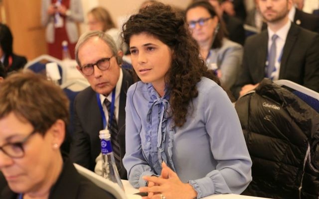 La députée Sharren Haskel (Likud), au centre, et Nahman Shai, à côté d'elle, à l'assemblée de l'Union interparlementaire à Saint-Pétersbourg, le 18 octobre 2017 (Crédit : Porte-parole de la Knesset) La députée Sharren Haskel (Likud), au centre, et Nahman Shai, à côté d'elle, à l'assemblée de l'Union interparlementaire à Saint-Pétersbourg, le 18 octobre 2017 (Crédit : Porte-parole de la Knesset)