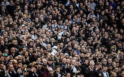 Les supporters du Hotspur de Tottenham dans les gradins durant une rencontre de Premier League entre le Hotspur et Liverpool au stade de Wembley, le 22 octobre 2017 à Londres, en Angleterre. (Crédit : David Ramos/Getty Images via JTA)