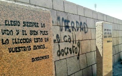 Le mémorial de la Shoah de Montevideo, la capitale de l'Uruguay, vandalisé par des slogans antisémites en octobre 2017. (Crédit : Twitter/Carlos Varela)