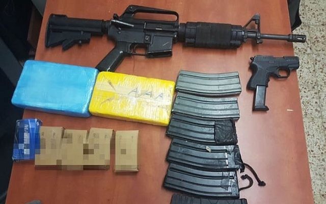 Des armes à feu et de la drogue saisies lors d'une descente de police dans la ville bédouine de Rahat, le 26 octobre 2017 (Crédit : Police d'Israël) Des armes à feu et de la drogue saisies lors d'une descente de police dans la ville bédouine de Rahat, le 26 octobre 2017 (Crédit : Police d'Israël)