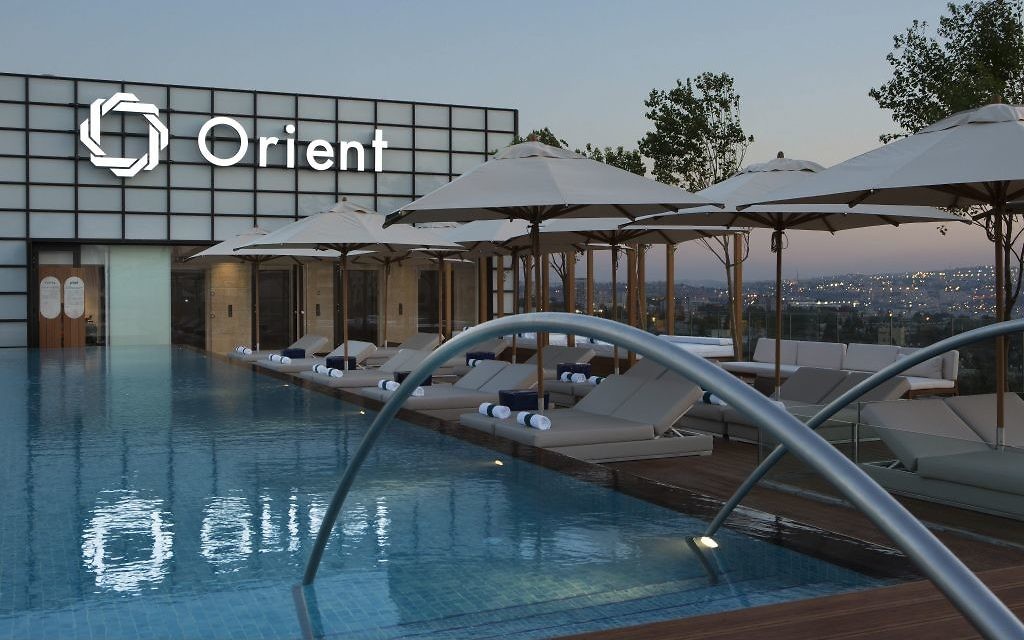 La piscine à débordement du toit du nouvel hôtel d'Isrotel, l'Orient, à Jérusalem. (Crédit : Ori Akerman) La piscine à débordement du toit du nouvel hôtel d'Isrotel, l'Orient, à Jérusalem. (Crédit : Ori Akerman)