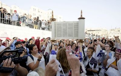 Les Femmes du mur prient avec un rouleau de Torah lors de leur session mensuelle de prière, le 20 octobre 2017 (Crédit : Hila Shiloni)