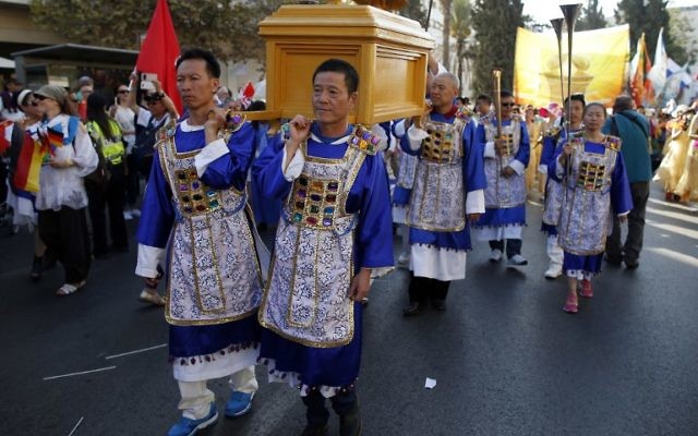 Des chrétiens évangéliques d'Asie portent une réplique de l'Arche de l'Alliance lors du défilé annuel de Jérusalem le 20 octobre 2016 dans les rues de Jérusalem, pour marquer la fête juive de Souccot et exprimer leur solidarité avec Israël (Crédit : AFP PHOTO / AHMAD GHARABLI)