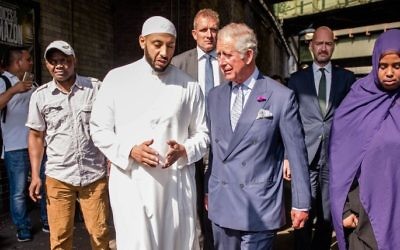 Charles, le Prince de Galles (3ème R) et l'Imam Mohammed Mahmoud (3ème G) rendent visite aux hommages floraux près de la mosquée de Finsbury dans la région de Finsbury Park au nord de Londres le 21 juin 2017, après une attaque terroriste menée contre des piétons. (Crédit : AFP / Pool / John Nguyen)