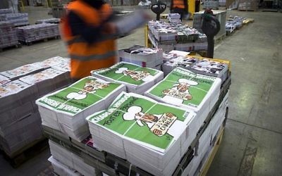 Des piles d'exemplaires de Charlie Hebdo (Crédit : AFP/Martin Bureau)