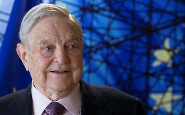 George Soros, fondateur et président de l'Open Society Foundations, à Bruxelles, le 27 avril 2017. (Crédit : AFP/Pool/Olivier Hoslet)