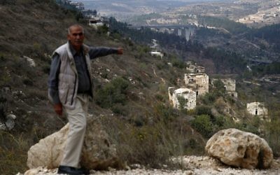 Yacoub Odeh, un Palestinien de 77 ans, montre des maisons anciennes dans le village palestinien de Lifta, abandonné lors des combats de la guerre en 1948, à la périphérie de Jérusalem, le 28 octobre 2017 (Crédit : AFP PHOTO / AHMAD GHARABLI
