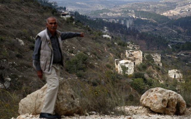 Yacoub Odeh, un Palestinien de 77 ans, montre des maisons anciennes dans le village palestinien de Lifta, abandonné lors des combats de la guerre en 1948, à la périphérie de Jérusalem, le 28 octobre 2017 (Crédit : AFP PHOTO / AHMAD GHARABLI