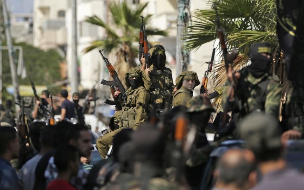 Terroristes palestiniens du Jihad islamique pendant les funérailles de membres du groupe dans le camp de réfugiés de Bureij, dans le centre de la bande de Gaza, le 31 octobre 2017. (Crédit : Mahmud Hams/AFP)