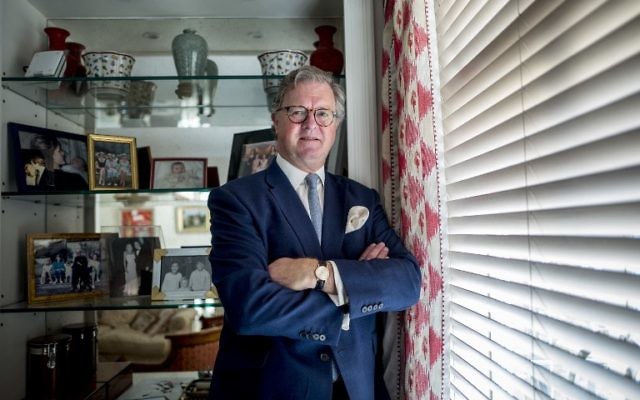 Roderick Francis Arthur Balfour dans son appartement de Londres, le 28 octobre 2017. (Crédit : Tolga Akmen/AFP) Roderick Francis Arthur Balfour dans son appartement de Londres, le 28 octobre 2017. (Crédit : Tolga Akmen/AFP)
