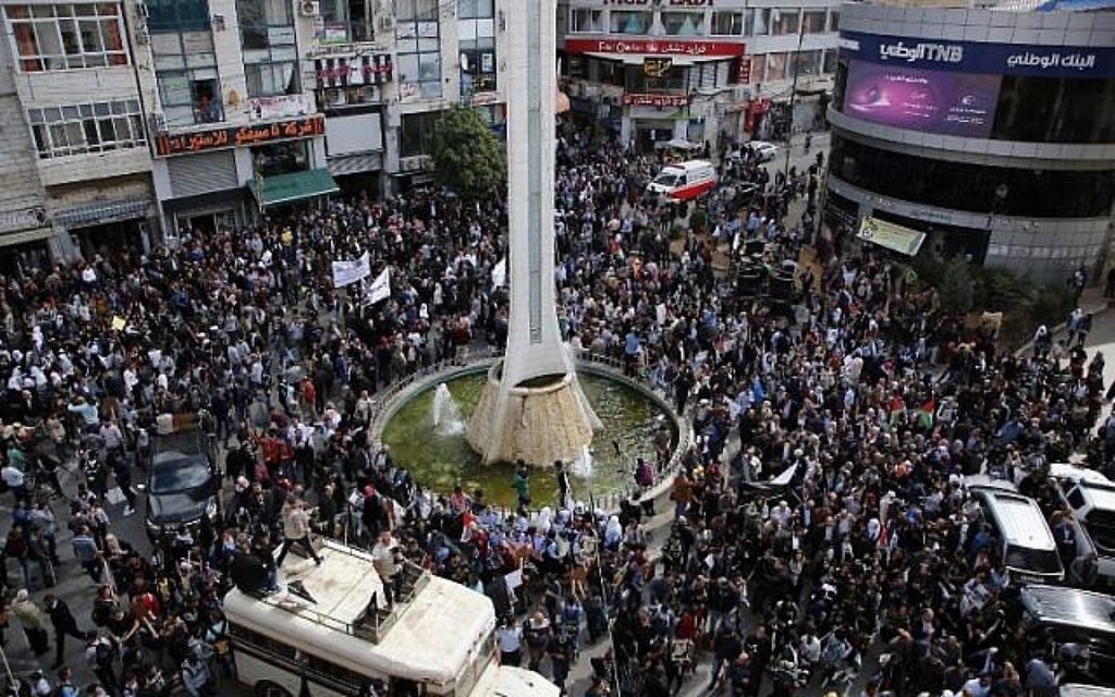 Les Palestiniens participent à une marche le 2 novembre 2017 dans le centre de la ville de Ramallah en Cisjordanie pour protester contre le 100ème anniversaire de la déclaration britannique Balfour, qui a contribué à la création d'Israël et au conflit israélo-palestinien. (Crédit : AFP/ABBAS MOMANI)