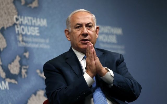Benjamin Netanyahu donne une analyse géopolitique à la Chatham House, The Royal Institute of International Affairs, à Londres, le 3 novembre 2017 (Crédit : AFP / ADRIAN DENNIS) Benjamin Netanyahu donne une analyse géopolitique à la Chatham House, The Royal Institute of International Affairs, à Londres, le 3 novembre 2017 (Crédit : AFP / ADRIAN DENNIS)