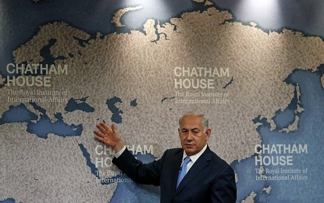Le Premier ministre Benjamin Netanyahu évoque la politique étrangère israélienne à Chatham House, l'institut royal des Affaires internationales de Londres, le 3 novembre 2017 (Crédit : AFP Photo/Adrian Dennis)