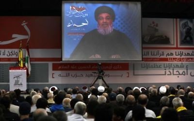 Hassan Nasrallah donne un discours télévisé le 20 novembre 2017 (Crédit : AFP / ANWAR AMRO)