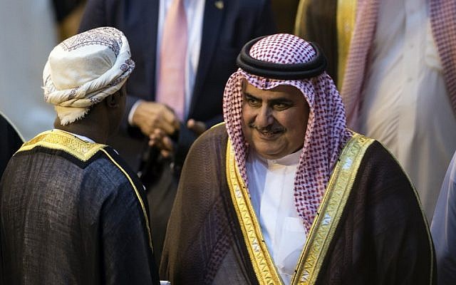 Le ministre des Affaires étrangères de Bahreïn, Cheikh Khalid Bin Ahmed Al-Khalifa, lors d'une réunion au siège de la Ligue arabe au Caire, la capitale égyptienne, le 19 novembre 2017. (Crédit : AFP / KHALED DESOUKI) Le ministre des Affaires étrangères de Bahreïn, Cheikh Khalid Bin Ahmed Al-Khalifa, lors d'une réunion au siège de la Ligue arabe au Caire, la capitale égyptienne, le 19 novembre 2017. (Crédit : AFP / KHALED DESOUKI)