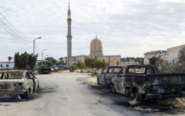La mosquée Rawda, à 40 kilomètres à l'ouest d'El-Arish,  la capitale du nord-Sinaï, après un attentat à la bombe suivi d'une fusillade le 25 novembre 2017 (Crédit :  AFP)