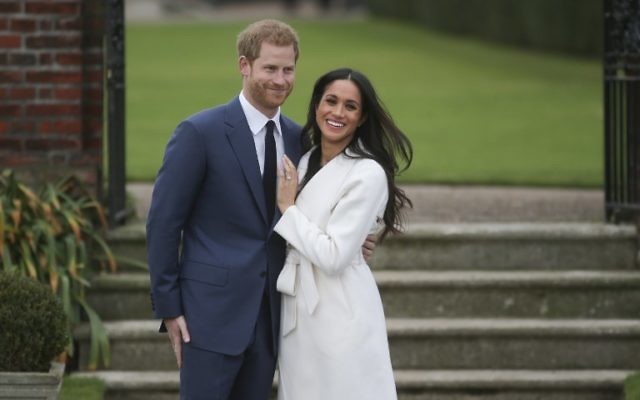 Le Prince Harry et sa fiancée américaine Meghan Markle à Sunken Garden, à Kensington Palace, le 27 novembre 2017, après l'annonce officielle de leurs fiançailles. (Crédit : Daniel LEAL-OLIVAS / AFP)