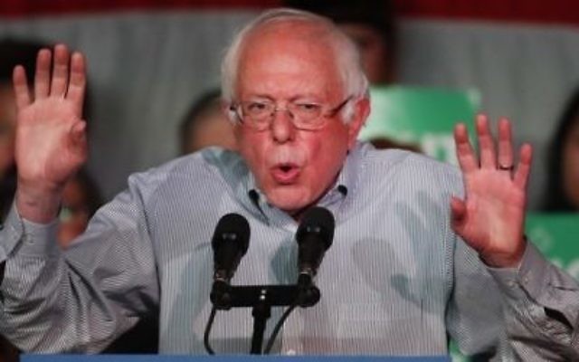 Le Sénateur Bernie Sanders (I-VT) s'adresse à une foule de supporters lors d'un rassemblement le 21 avril 2017 à Salt Lake City. (George Frey / Getty Images / AFP) Le Sénateur Bernie Sanders (I-VT) s'adresse à une foule de supporters lors d'un rassemblement le 21 avril 2017 à Salt Lake City. (George Frey / Getty Images / AFP)