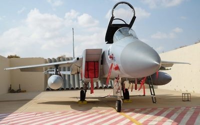 Un avions de chasse F-15 devant son hangar, dans la base militaire d'Ovda, au sud d'Israël durant l'entraînement international Blue Flag, le 9 novembre 2017. (Crédit : Judah Ari Gross/Times of Israel)