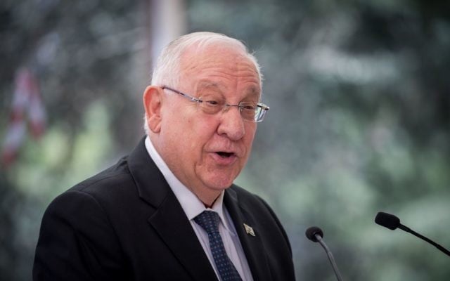 Le président Reuven Rivlin lors d'une cérémonie marquant un an depuis le décès de l'ancien président Shimon Peres au cimetière Mount Herzl à Jérusalem, le 14 septembre 2017. (Crédit : Yonatan Sindel / Flash90)