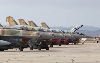 Des F-16I sur le tarmac lors de l'exercice international Blue Flag, à la base militaire d'Ovda, le 8 novembre 2017. (CréditJack Guez/AFP)