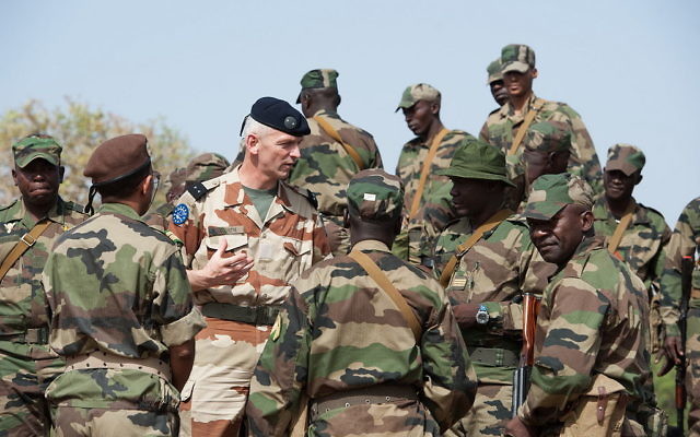 François Lecointre, chef d'état-major des Armées, au Mali en 2013. (Crédit : Wikimédia CC BY-SA 3.0) François Lecointre, chef d'état-major des Armées, au Mali en 2013. (Crédit : Wikimédia CC BY-SA 3.0)