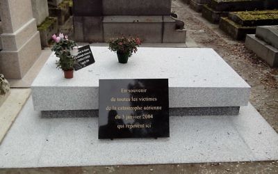 Monument aux victimes de l'accident d'avion de Charm el Cheikh (Vol 604 Flash Airlines), le 3 janvier 2004, au cimetière du Père Lachaise (Crédit : Pierre-Yves Beaudouin / Wikimedia Commons / CC BY-SA 4.0)