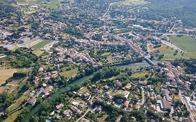 Vue aérienne en ULM  du village de Quissac (Gard - Occitanie), le 6 juin 2015 (Crédit : Anthony Morel/ Creative Commons Attribution-Share Alike 4.0 International)