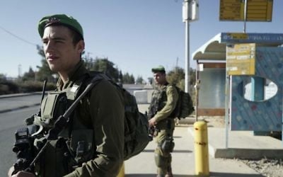 Les soldats israéliens montent la garde au carrefour de Gush Etzion après qu'un attentat terroriste à la voiture bélier a blessé deux Israéliens dans la matinée, le 17 novembre 2017 (Crédit : Armée israélienne)