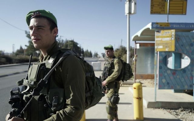 Les soldats israéliens montent la garde au carrefour de Gush Etzion après qu'un attentat terroriste à la voiture bélier a blessé deux Israéliens dans la matinée, le 17 novembre 2017 (Crédit : Armée israélienne)