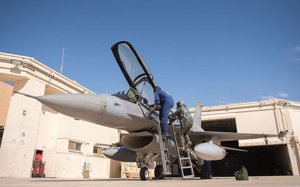 Un pilote entre dans un F-16 lors de l'exercice international Blue Flag en novembre 017. (Crédit : armée israélienne)