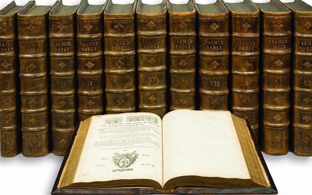 Le Talmud de Babylon, avecles commentaires de Rashi, Tosaphoth, Piskei Tosaphoth, compendium de Asher ben Jehiel, commentaire sur la Mishnah par Moses Maimonides, et en index, les décisions du “Ein Mishpat.” , en 12 volumes, version intégrale. Imprimé à Amsterdam par Immanuel Benveniste, en 1644-47 (Crédit : Kestenbaum & Company)