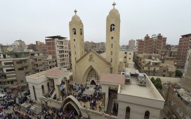 Une vue générale montre des personnes rassemblées à l'extérieur de l'église copte Mar Girgis dans le delta du Nil, dans la ville de Tanta, au nord du Caire, après l'explosion d'une bombe lors du rassemblement des fidèles le dimanche 9 avril 2017. (Crédit : Photo AFP / Khaled Desouki) Une vue générale montre des personnes rassemblées à l'extérieur de l'église copte Mar Girgis dans le delta du Nil, dans la ville de Tanta, au nord du Caire, après l'explosion d'une bombe lors du rassemblement des fidèles le dimanche 9 avril 2017. (Crédit : Photo AFP / Khaled Desouki)