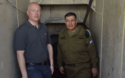 L'envoyé pour la paix du président américain Donald Trump, Jason Greenblatt (à gauche), dans un tunnel terroriste du Hamas près de la bande de Gaza avec le coordonnateur des activités gouvernementales dans les territoires (COGAT) Yoav 'Poly' Mordechai le 30 août 2017 (Crédit : bureau du porte-parole du COGAT)