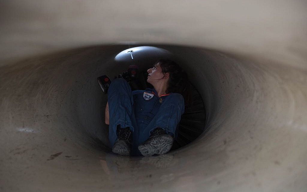 Une mécanicienne dans un avion de chasse lors de l'exercice international Blue Flag en novembre 2017. (Crédit : armée israélienne)