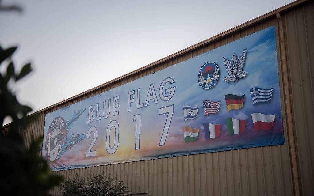 Un poster avec les drapeaux d'Israël, de l'armée israélienne, des États-Unis, de la France, de l'Italie, de l'Allemagne, de la Grèce, de la Pologne et d'Indre, à la base militaire d'Ovda lors de l'exercice international Blue Flag en novembre 2017. (Crédit : armée israélienne)