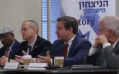 Les députés israéliens Oded Forer et Avraham Neguise avec les membres du Congrès Ron DeSantis (Floride) et Bill Johnson (Ohio) au Capitol Hill, le 16 novembre, pour annoncer "des principes conjoints" pour mettre fin au conflit israélo-palestinien. (Autorisation) Les députés israéliens Oded Forer et Avraham Neguise avec les membres du Congrès Ron DeSantis (Floride) et Bill Johnson (Ohio) au Capitol Hill, le 16 novembre, pour annoncer "des principes conjoints" pour mettre fin au conflit israélo-palestinien. (Autorisation)