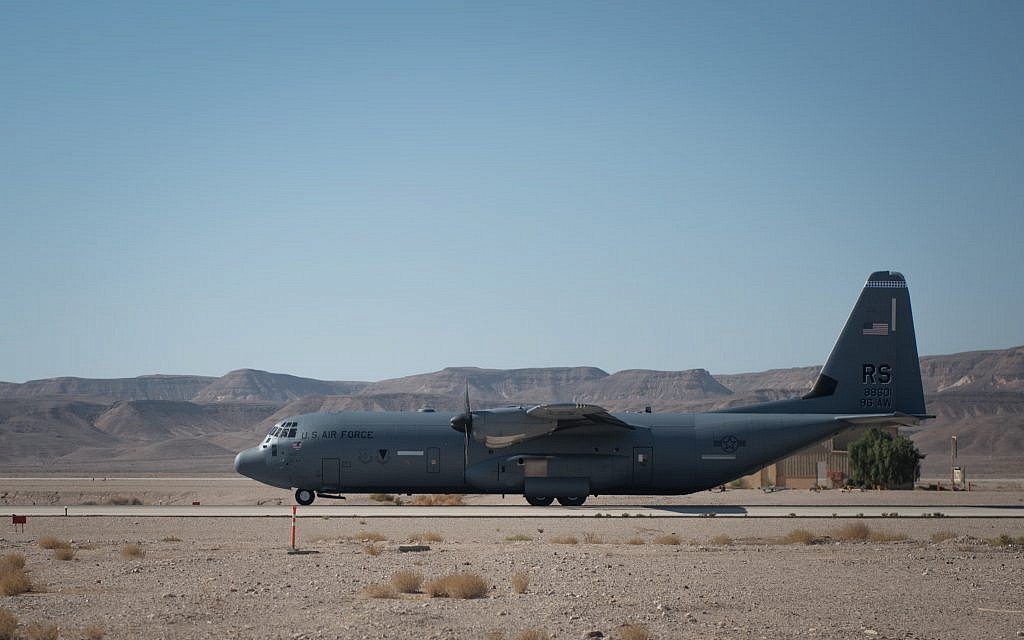 Un avion cargo C130J durant l'exercice international Blue Flag en novembre 2017, à la base militaire d'Ovda. (Crédit : armée israélienne)
