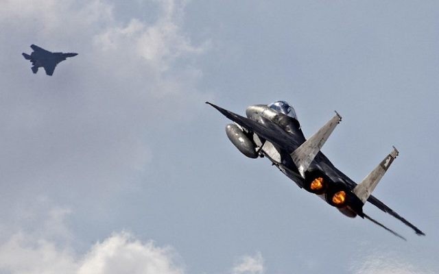 Un F-15 de l'armée de l'air israélienne lors de l'exercice international Blue Flag, à la base militaire d'Ovda, le 8 novembre 2017. (CréditJack Guez/AFP) Un F-15 de l'armée de l'air israélienne lors de l'exercice international Blue Flag, à la base militaire d'Ovda, le 8 novembre 2017. (CréditJack Guez/AFP)