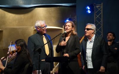 La violoniste Anne Gravoin, Gilbert Montagne et le  Lt Col R Yaacov Perez au concert "Le Violon de mon Père" au Musée de Tel Aviv. (Crédit : Claudia Danant)