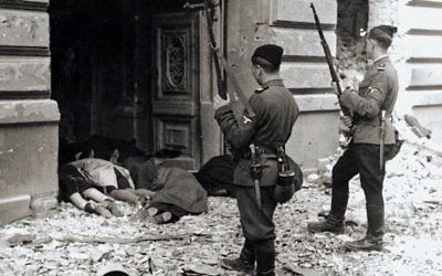 Illustration : Une image du soulèvement du ghetto de Varsovie au cours duquel les combattants juifs de la résistance ont tenu à distance les nazis pendant presque un mois, entre avril et mai 1943 (Crédit : Wikimedia Commons)