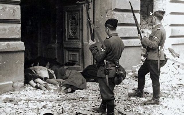 Illustration : Une image du soulèvement du ghetto de Varsovie au cours duquel les combattants juifs de la résistance ont tenu à distance les nazis pendant presque un mois, entre avril et mai 1943 (Crédit : Wikimedia Commons) Illustration : Une image du soulèvement du ghetto de Varsovie au cours duquel les combattants juifs de la résistance ont tenu à distance les nazis pendant presque un mois, entre avril et mai 1943 (Crédit : Wikimedia Commons)