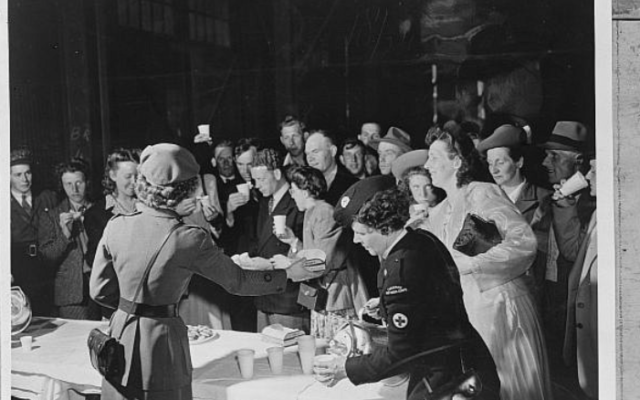 La Croix-Rouge canadienne accueille les immigrants néerlandais, le 21 mai 1948. (Crédit : Archives publiques, Wikimedia commons)