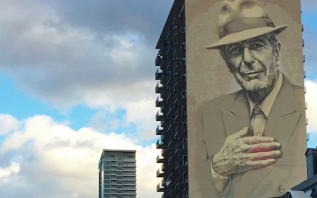 Fresque murale à l'effigie de l'artiste Leonard Cohen à Montréal, Canada, le 4 novembre 2017.
(Crédit : AFP / Marc BRAIBANT) Fresque murale à l'effigie de l'artiste Leonard Cohen à Montréal, Canada, le 4 novembre 2017.
(Crédit : AFP / Marc BRAIBANT)