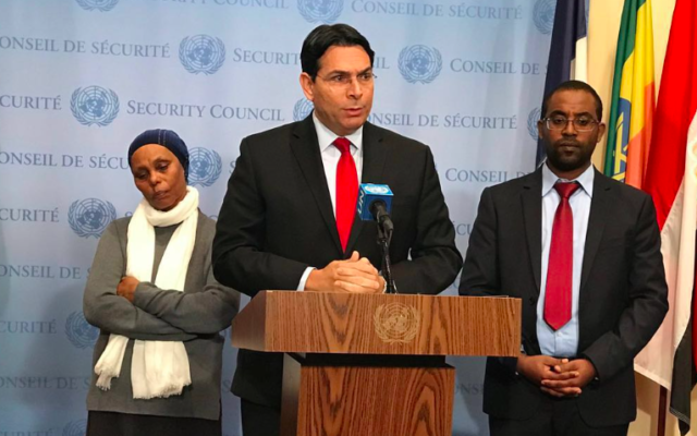 L'ambassadeur Danny Danon avec Agarnesh et Ilan Gashao Mengistu, à l'ONU, le 20 novembre 2017. (Autorisation)