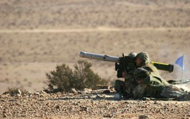 Illustration. Des soldats israéliens lancent un missile anti-char Spike lors d'un exercice d'entraînement. (Crédit : Rafael Advanced Defense Systems)