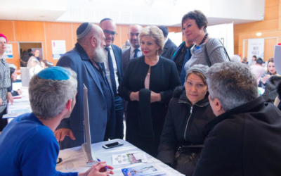 Sofa Landver au salon parisien de l'alyah du 26 novembre 2017 (Crédit : autorisation Agence juive pour Israël-France)