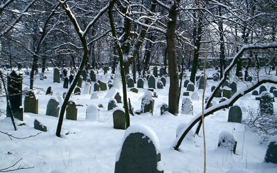 Illustration. Le cimetière juif de Chrzanow, en Pologne. (Crédit : Wikimedia Commons)